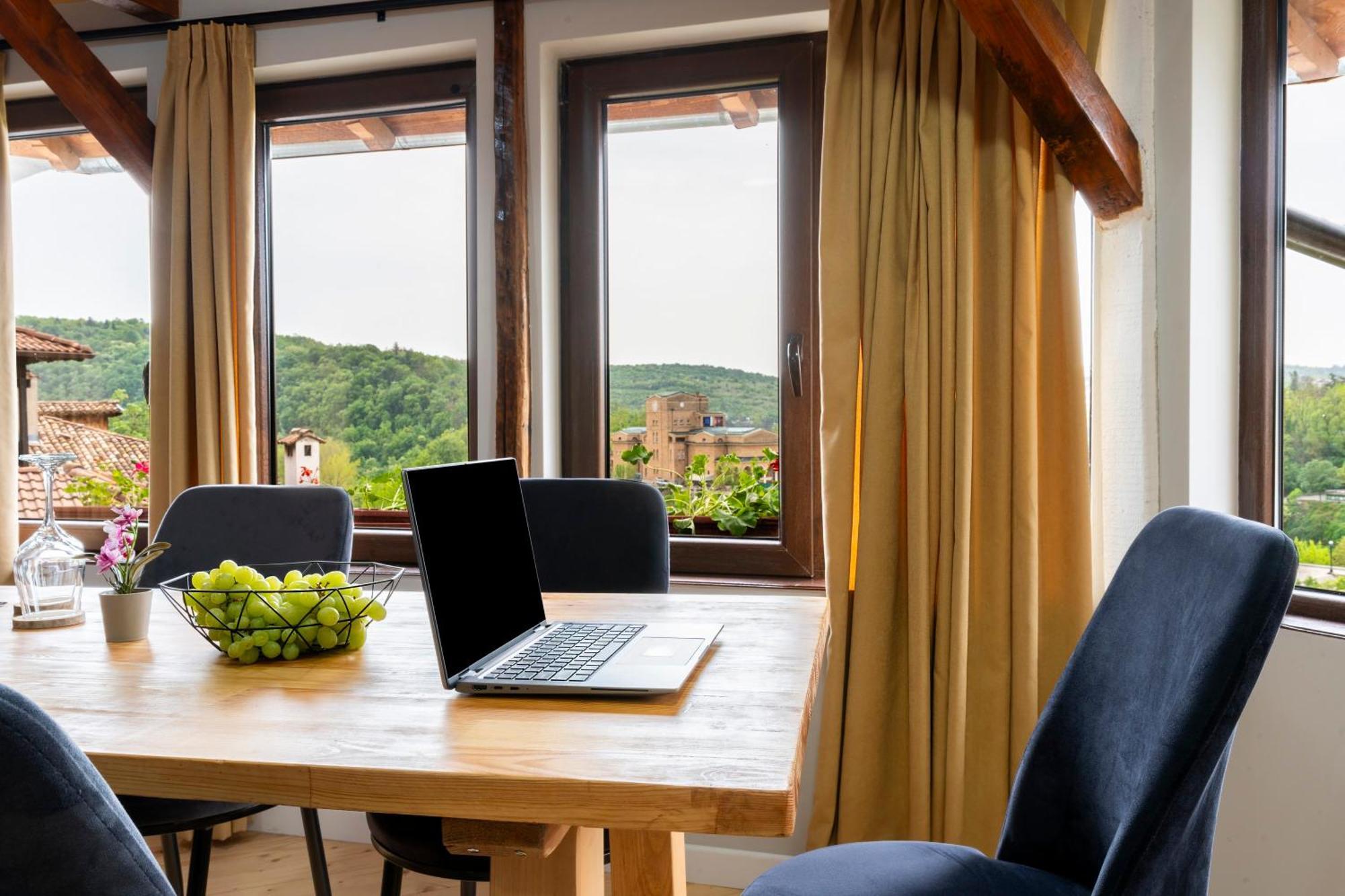 Bobevata Guest House - Floor 2 - Stunning View Old Town Veliko Tărnovo Exteriör bild
